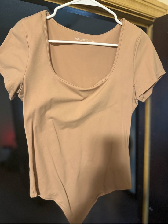 Abercrombie & Fitch Tops - Abercrombie & Fitch Beige Scoop Neck Short Sleeve Bodysuit